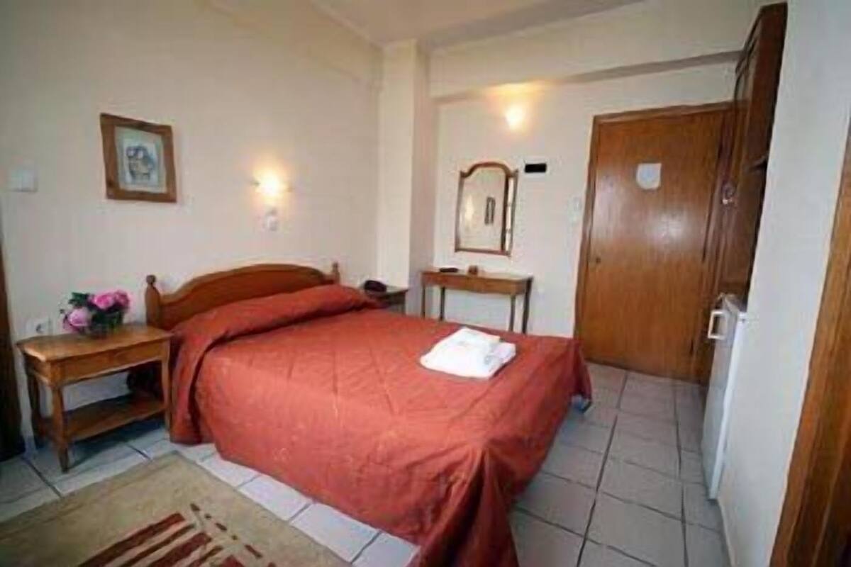 egyptian cotton sheets, pillow-top beds, iron/ironing board