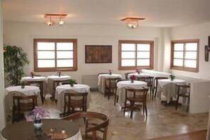 Tägliches Frühstücksbuffet (5.00 EUR pro Person)