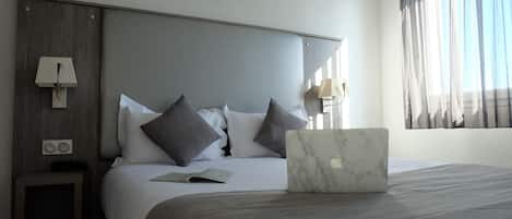 Studio Premium | Meja kerja, kedap suara, dan setrika/meja setrika