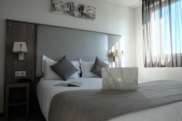 Studio Premium | Bureau, chambres insonorisées, fer et planche à repasser