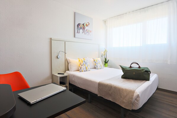 Studio – premium | Skrivebord, lydisolert, strykejern/-brett og barnesenger (inkludert)