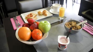 Petit déjeuner buffet servi en semaine (13.00 EUR par personne)