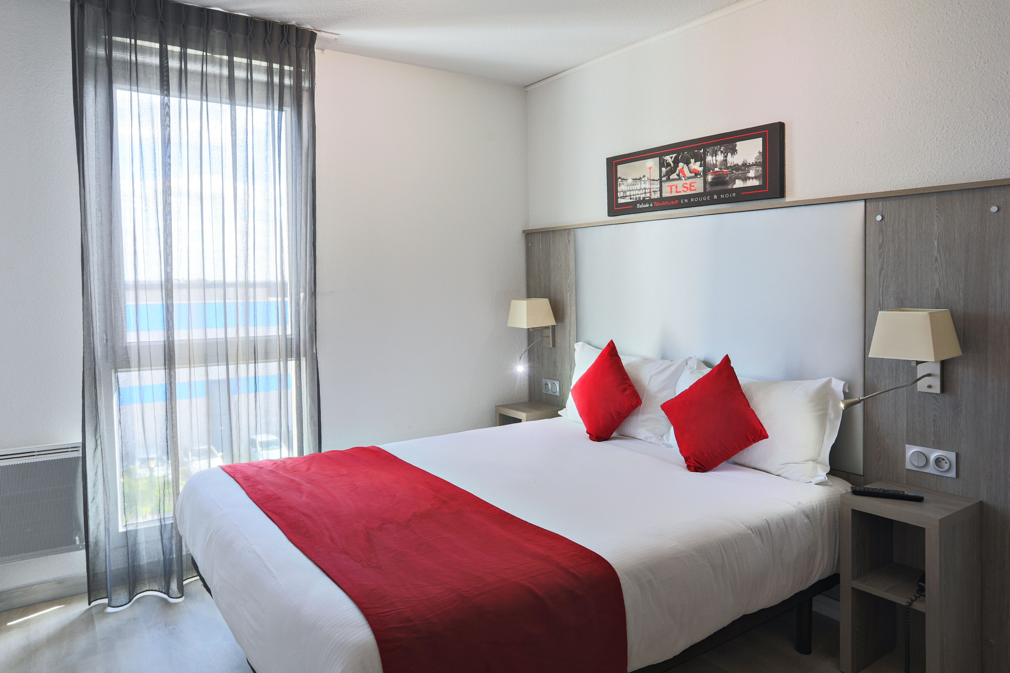 Premium Studio | Desk, soundproofing, iron/ironing board, free cots/infant beds