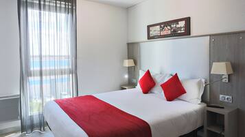 Bureau, chambres insonorisées, fer et planche à repasser