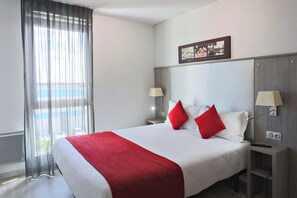 Studio – premium | Skrivebord, lydisolert, strykejern/-brett og barnesenger (inkludert)