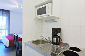 Estudio superior | Cocina básica privada | Frigorífico, microondas, placa de cocina y hervidor eléctrico