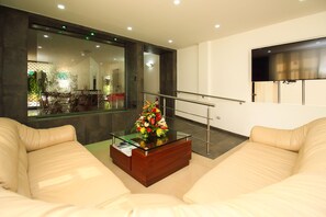 32–tuumainen televisio, jossa kaapelikanavat