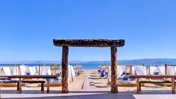 En la playa, camas de playa (con cargo), camastros y sombrillas