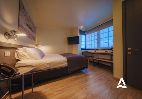 Superior Almaroom | 1 ๊ฐ์ ์นจ์ค, ๊ณ ๊ธ ์นจ๊ตฌ, ํ๋ก์ฐํ ์นจ๋, ๋ฏธ๋๋ฐ