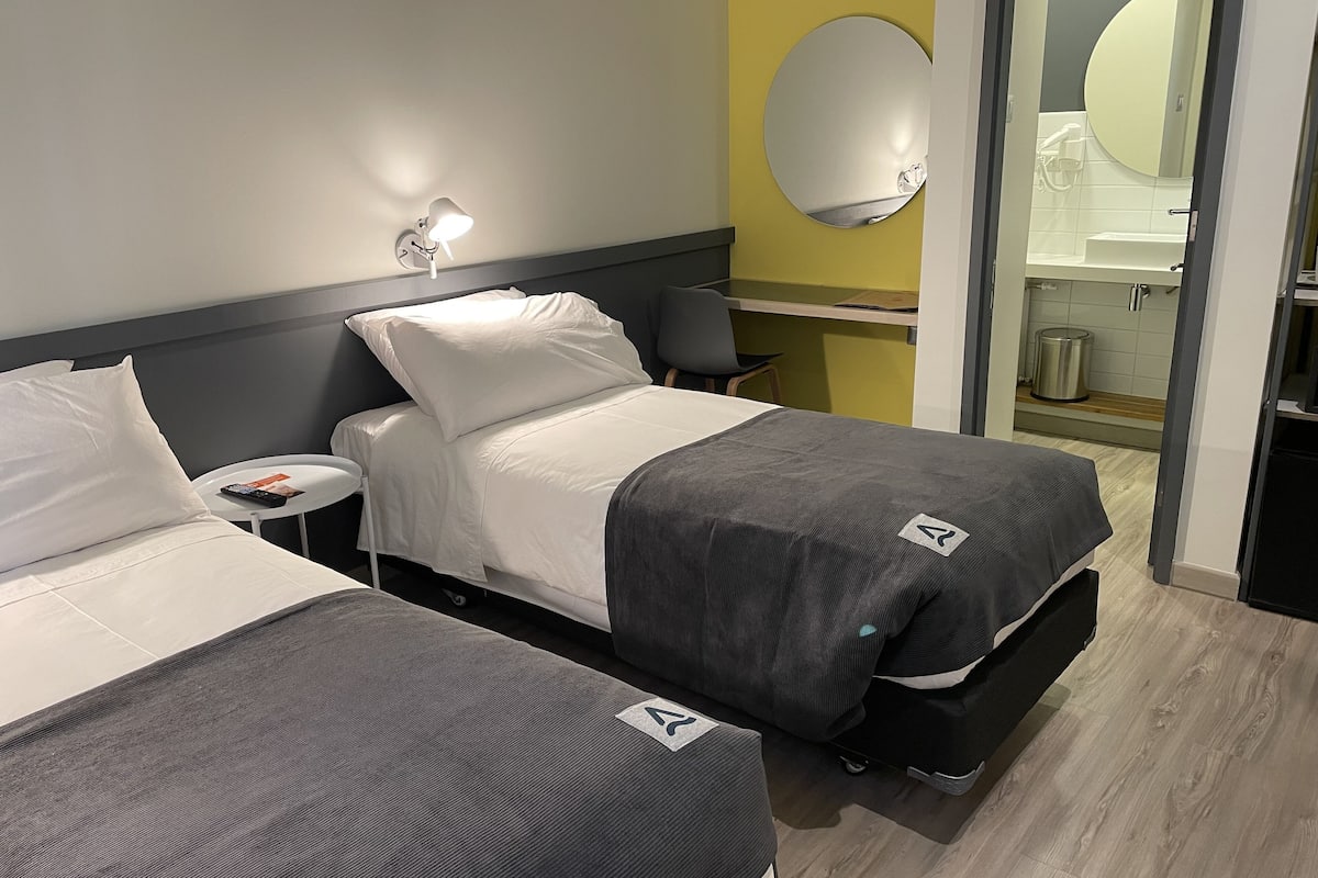 Habitación estándar con 2 camas individuales | Ropa de cama de alta calidad, camas con pillow-top y minibar 