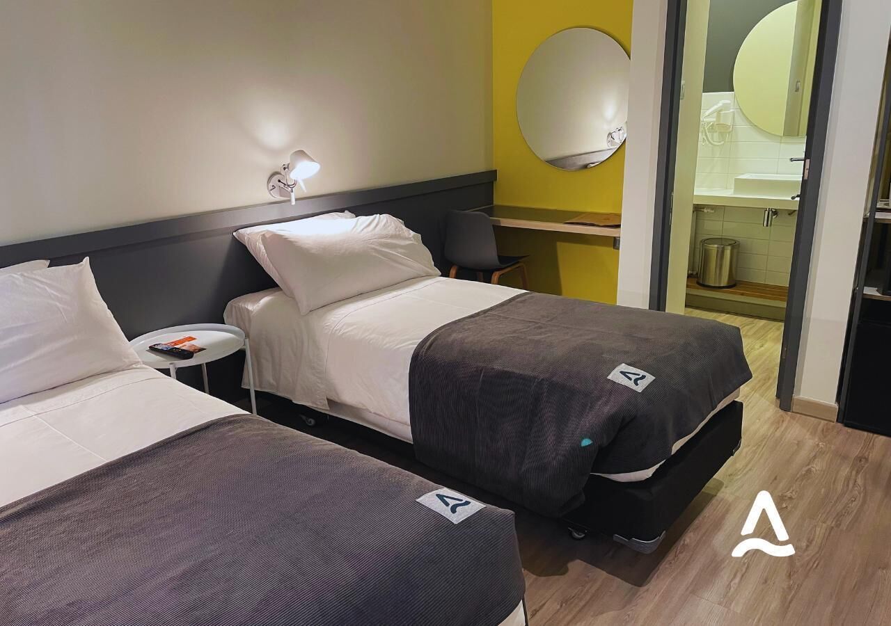 高档床上用品、加厚床垫、迷你吧、客房内保险箱