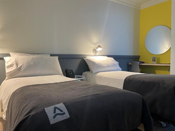 Almaroom Twin | 1 ห้องนอน, เครื่องนอนระดับพรีเมียม, เตียงพร้อมฟูกเสริมที่นอน, มินิบาร์