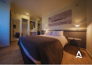 Ropa de cama de alta calidad, colchones con pillow-top y minibar