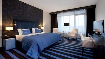 Habitación Confort con 2 camas individuales, vista al patio | Minibar, caja de seguridad en la habitación y muebles diferentes