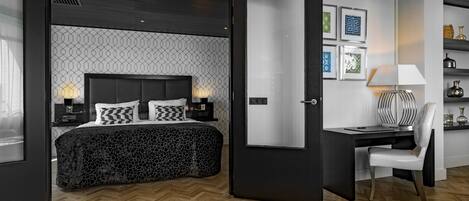 Un dormitorio moderno con cama, mesitas de noche, un escritorio y una silla.