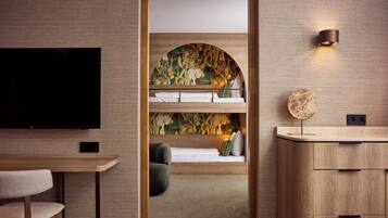 Deluxe-Zimmer, Mehrere Betten, Whirlpool, Kanalblick | Minibar, Zimmersafe, individuell eingerichtet, Schreibtisch