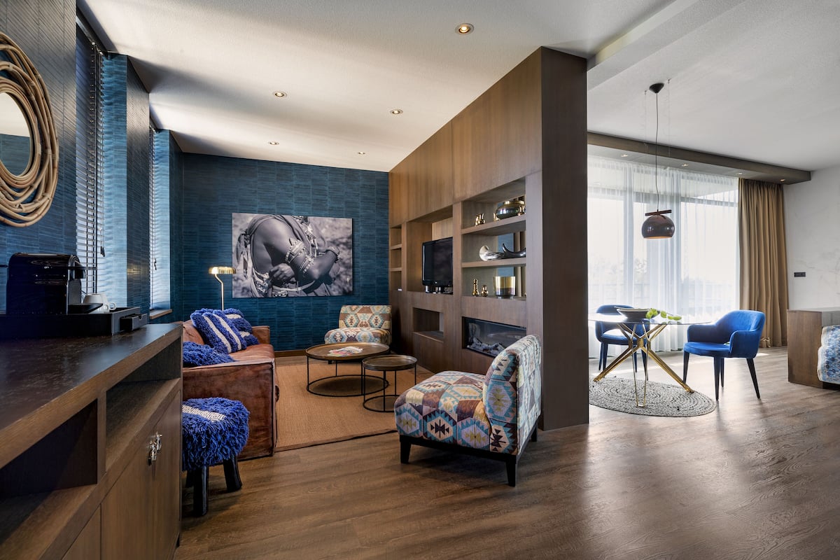 Minibar, caja de seguridad en la habitación y muebles diferentes
