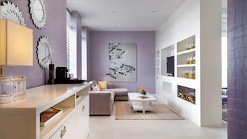 Wellness White Suite | Minibar, in-room safe, individually furnished, desk