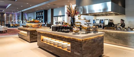 Frukostbuffé varje dag (EUR 21.50 per person)