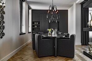 Whirlpool Suite | มินิบาร์, ตู้นิรภัยในห้องพัก, ตกแต่งพิเศษโดยเฉพาะ, โต๊ะทำงาน