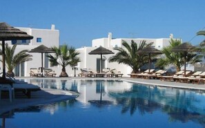 Seasonal outdoor pool, pool loungers - Giannoulaki Hotel (Mykonos)