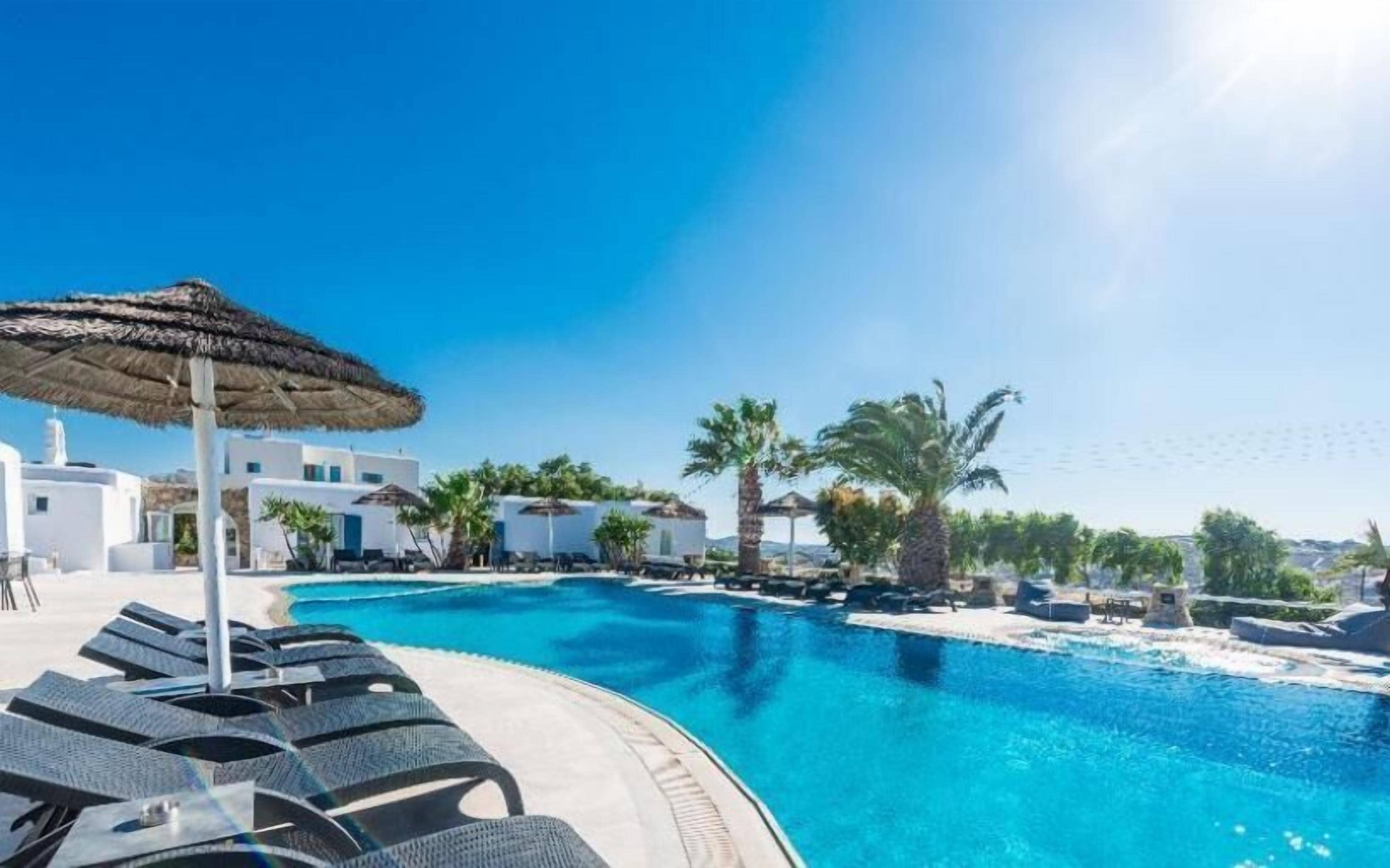 Piscine extérieure (ouverte en saison), chaises longues