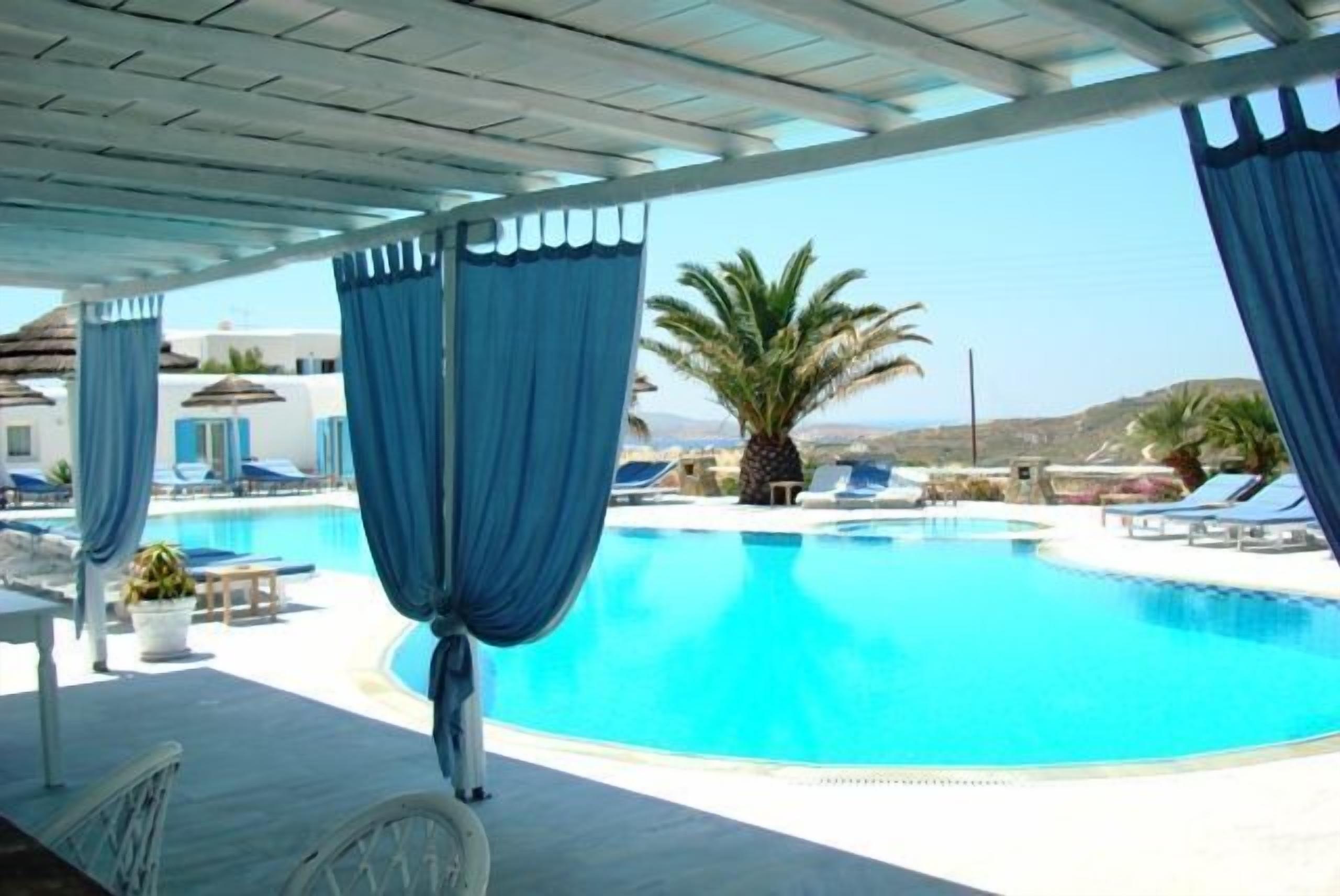 seasonal outdoor pool, pool loungers