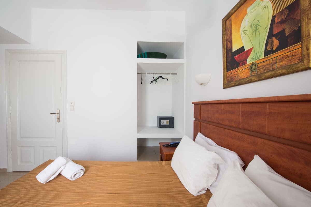 Egyptian cotton sheets, in-room safe, soundproofing, cribs (free)
