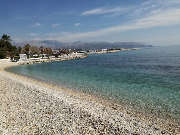 Ubicación cercana a la playa, arena blanca y toallas de playa