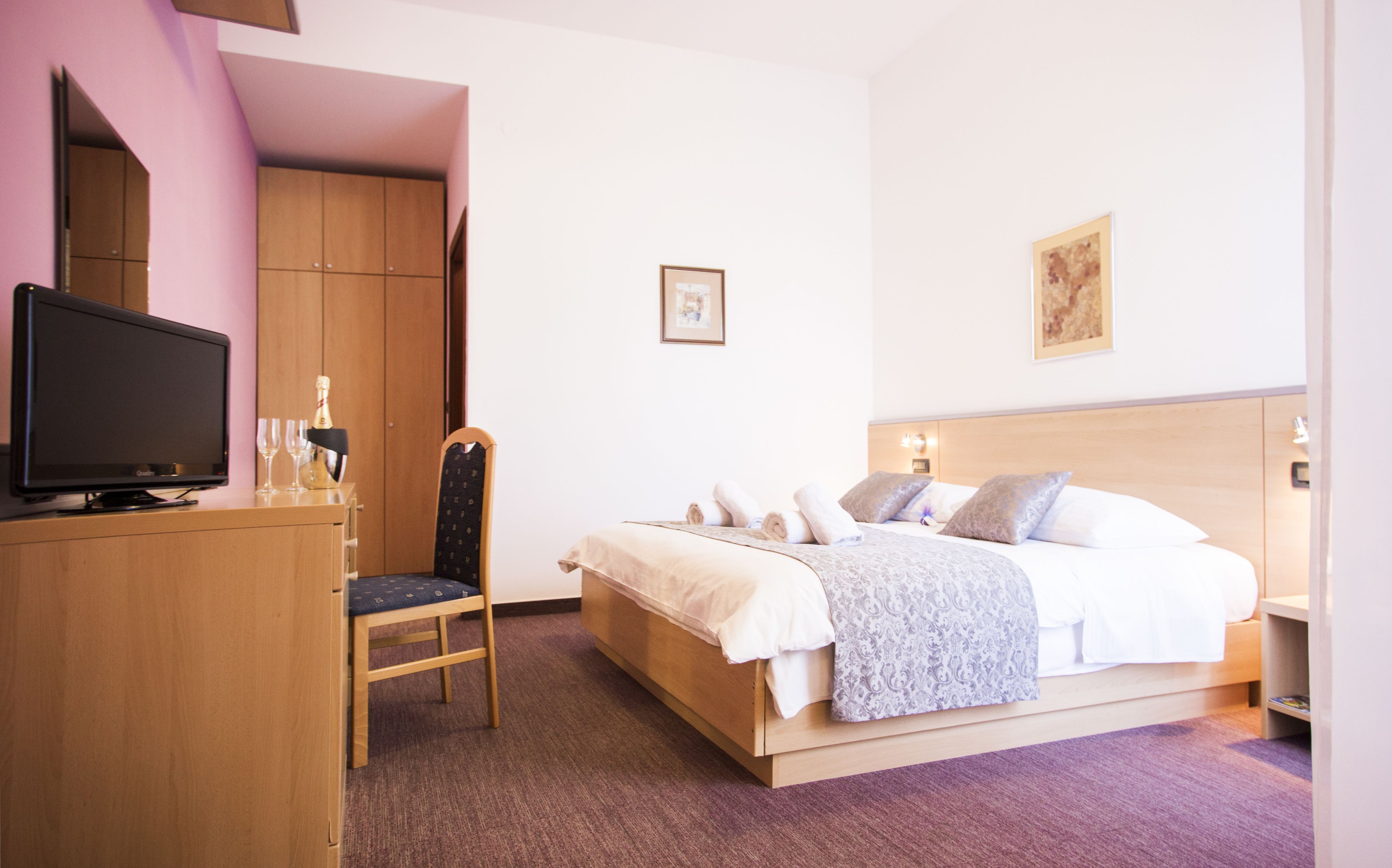 minibar, in-room safe, desk, laptop workspace