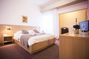 Minibar, caja de seguridad en la habitación y escritorio 