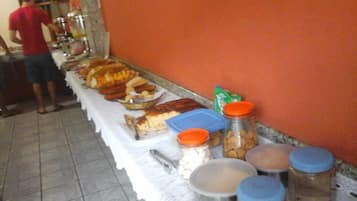 Café da manhã com buffet grátis todos os dias