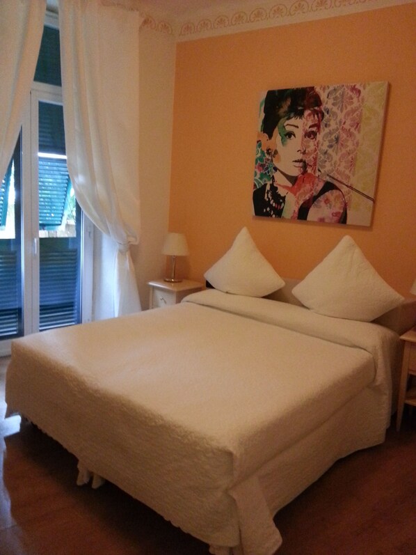 Premium bedding, minibar, desk, free WiFi