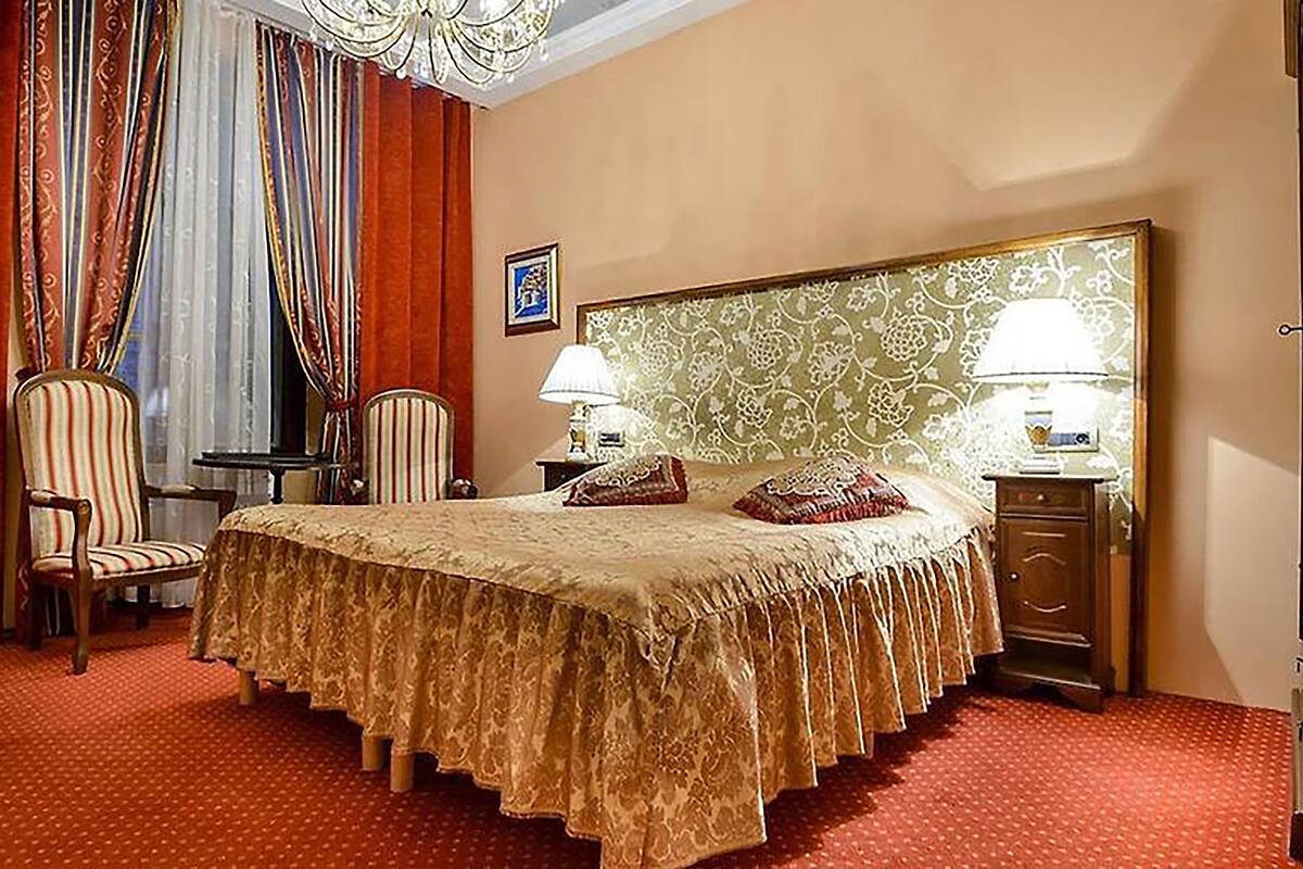 Luxe beddengoed, een kluis op de kamer, een bureau, babybedden (toeslag)