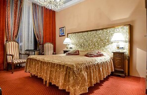 Luxe beddengoed, een kluis op de kamer, een bureau, babybedden (toeslag)