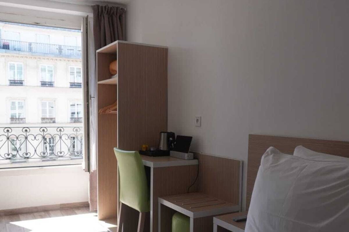 Habitación Confort doble | Escritorio, sistema de insonorización, wifi gratis y ropa de cama