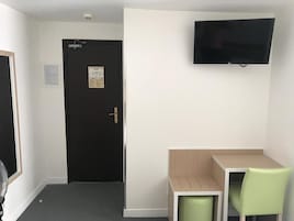 Desk, soundproofing, free WiFi, bed sheets