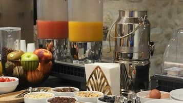 Un buffet de petit-déjeuner proposant une variété d’aliments et de boissons.