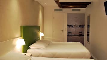 Escritorio, sistema de insonorización, wifi gratis y ropa de cama
