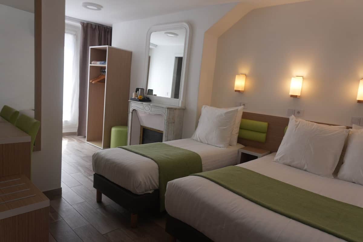 Habitación triple Confort | Escritorio, sistema de insonorización, wifi gratis y ropa de cama