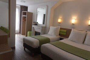 Habitación triple Confort | Escritorio, sistema de insonorización, wifi gratis y ropa de cama