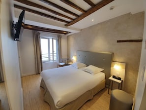 Habitación doble superior, 1 cama doble | Escritorio, sistema de insonorización, wifi gratis y ropa de cama