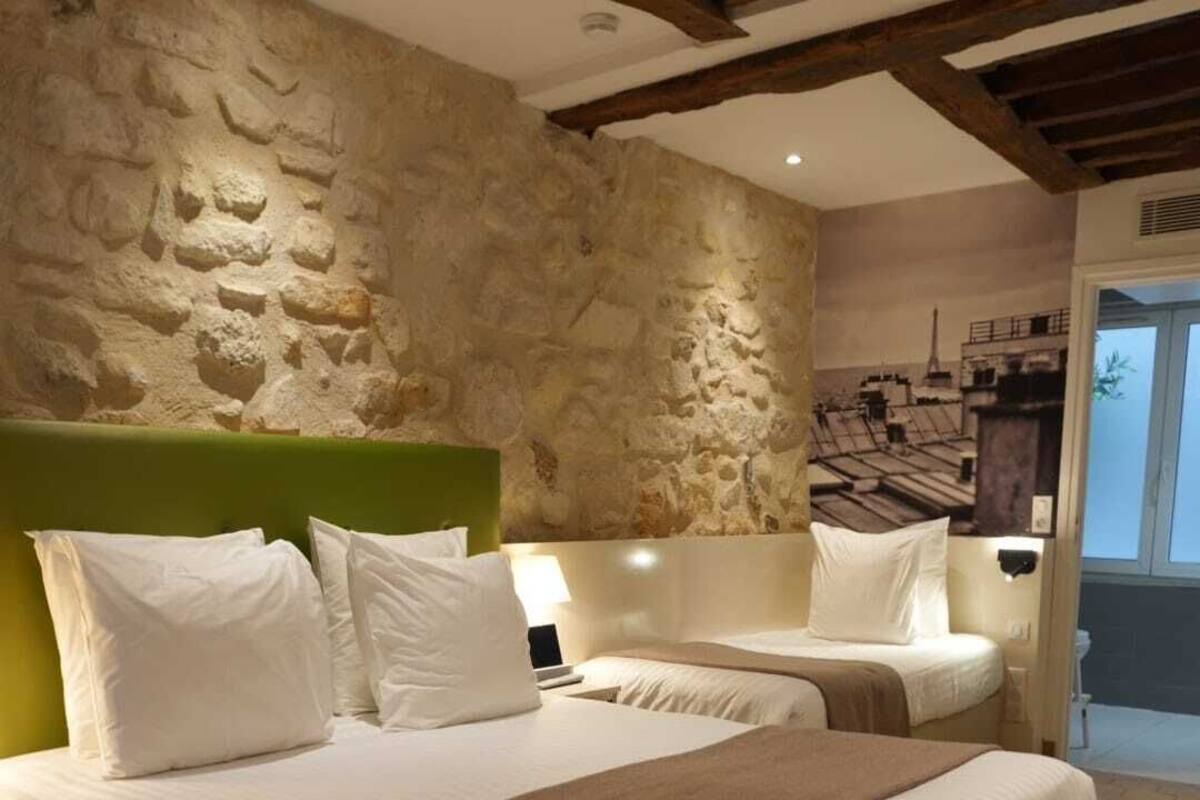 Habitación triple superior | Escritorio, sistema de insonorización, wifi gratis y ropa de cama