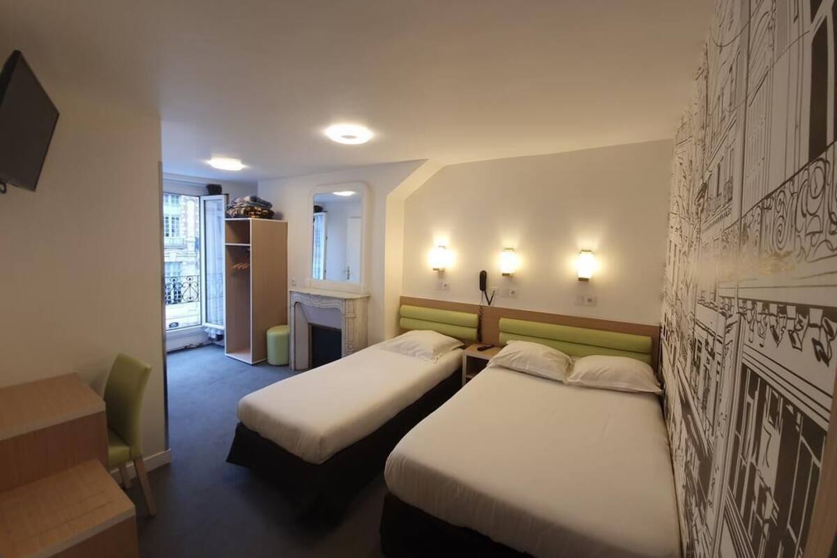 Habitación triple Confort | Escritorio, sistema de insonorización, wifi gratis y ropa de cama