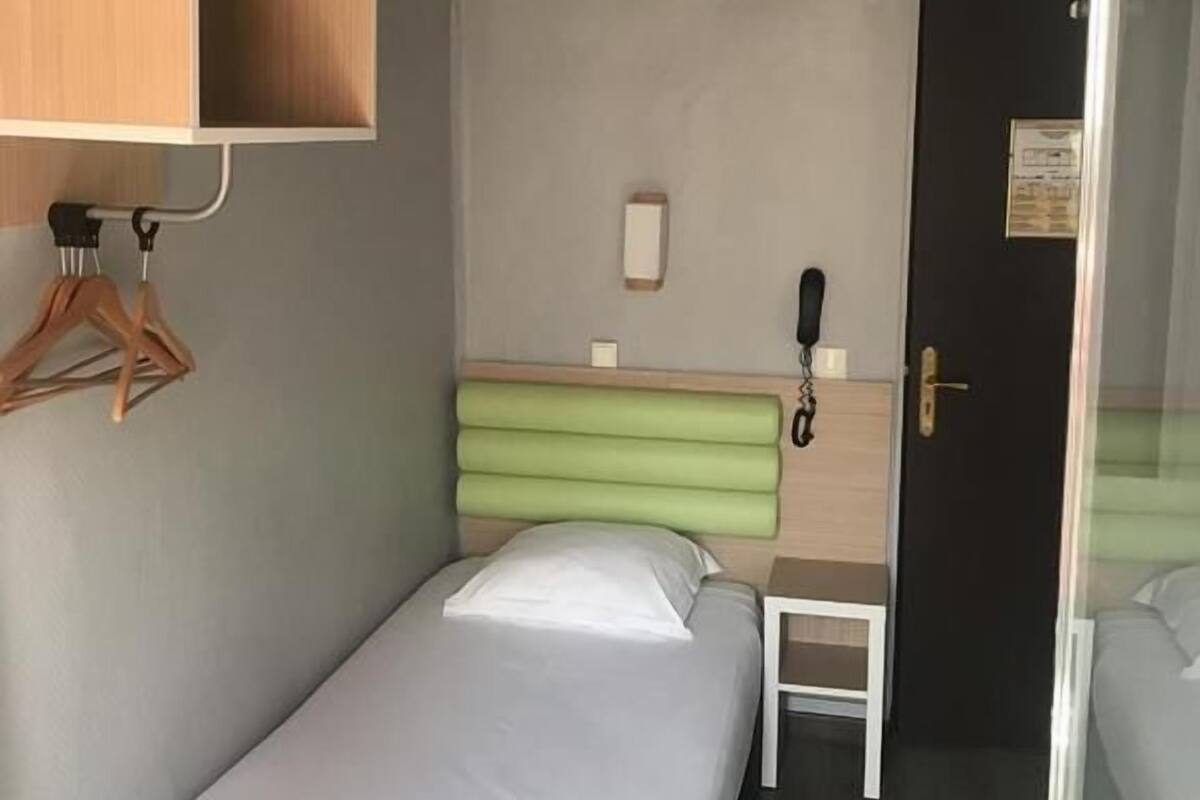 Habitación individual Confort | Escritorio, sistema de insonorización, wifi gratis y ropa de cama