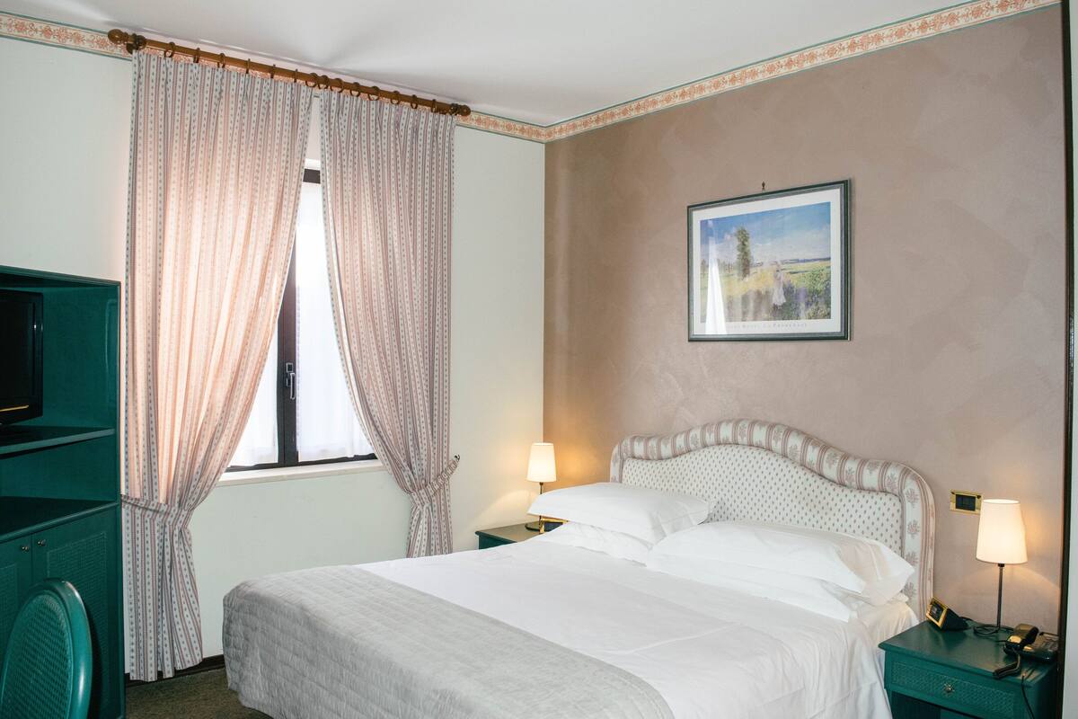 standard double room | egyptian cotton sheets, premium bedding, select comfort beds