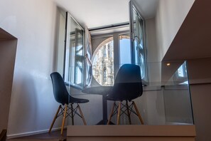 Quarto casal (Grand Place View) | Roupas de cama premium, ferros/tábuas de passar roupa, Wi-Fi de cortesia