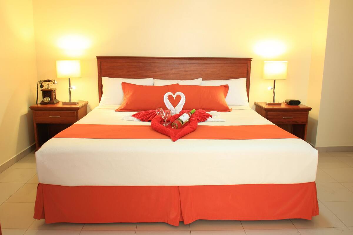Superior-Suite, 1 King-Bett | Bettwäsche aus ägyptischer Baumwolle, hochwertige Bettwaren