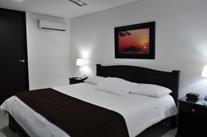 Standard Double Room | Minibar, in-room safe, desk, blackout curtains - Hotel Santa Marta Real (Santa Marta)
