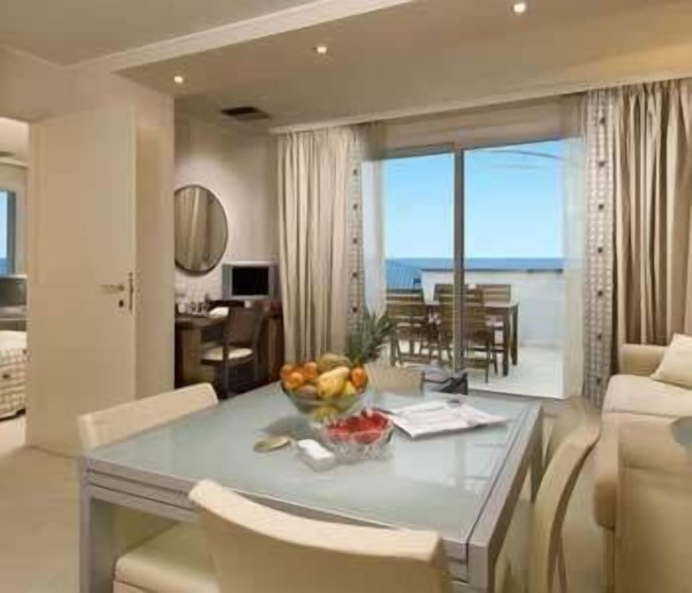 suite | in-room dining
